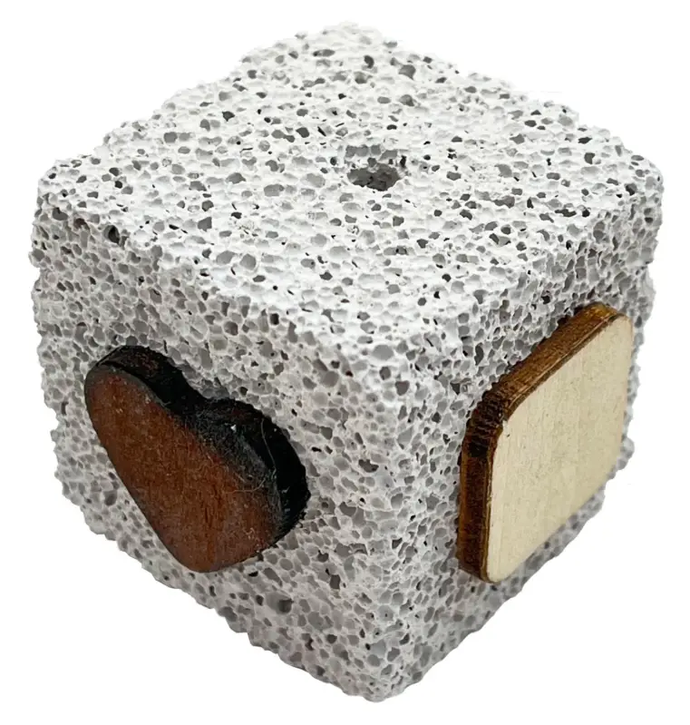 Rongis – JOUET CUBE PIERRE PONCE INSERT BOIS opour Rongeurs – 4X4cm Quantité Limitée