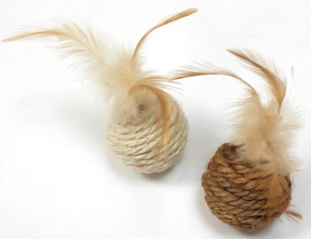 Livraison Express Croci – Jouet Boule Corde avec Plume pour Chats – 4,5cm
