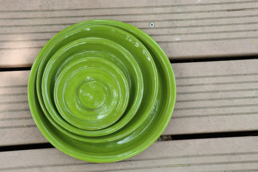 Soucoupe en terre cuite émaillée vert Forêt Les Poteries d’Albi – Ø 22 cm Dernière Chance