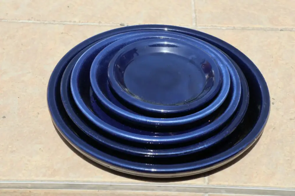 Acheter En Ligne Soucoupe en terre cuite émaillée bleu Nuit étoilée Les Poteries d’Albi – Ø 36 cm
